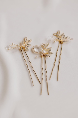 wsuwki do włosów złote z perłami i cyrkoniami