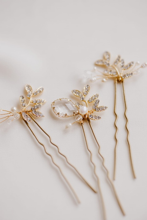 wsuwki do włosów złote z perłami i cyrkoniami