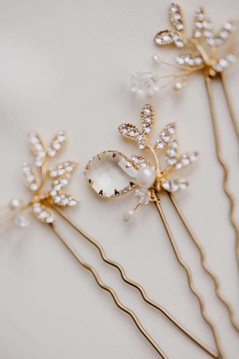 wsuwki do włosów złote z perłami i cyrkoniami