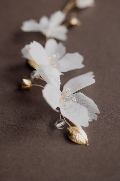 ślubna gałązka  do włosów z jedwabnymi kwiatkami i pączkami ZŁOTA Fioretta - A dream twig