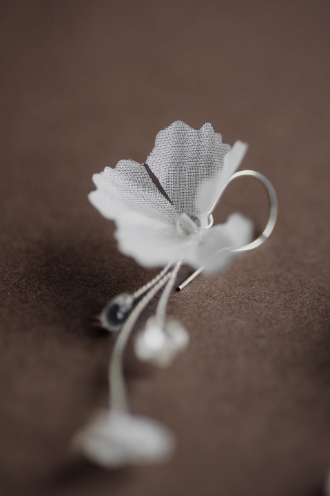 delikatne kolczyki z jedwabnymi kwiatami ślub SREBRNA Fioretta - A dream twig