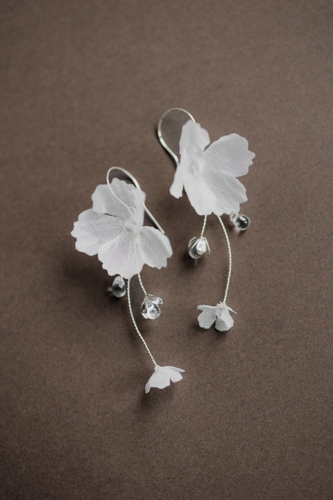 delikatne kolczyki z jedwabnymi kwiatami ślub SREBRNA Fioretta - A dream twig