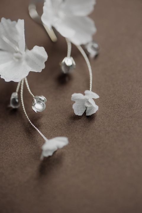 delikatne kolczyki z jedwabnymi kwiatami ślub SREBRNA Fioretta - A dream twig