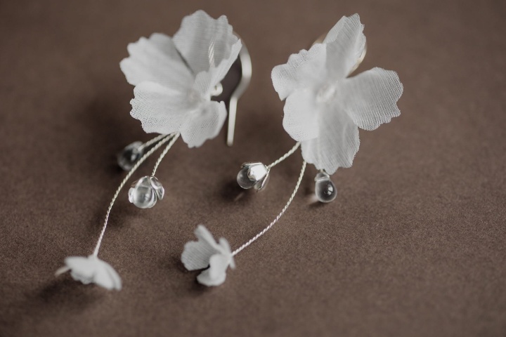 delikatne kolczyki z jedwabnymi kwiatami ślub SREBRNA Fioretta - A dream twig
