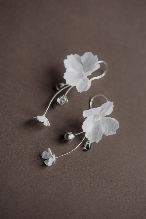 delikatne kolczyki z jedwabnymi kwiatami ślub SREBRNA Fioretta - A dream twig