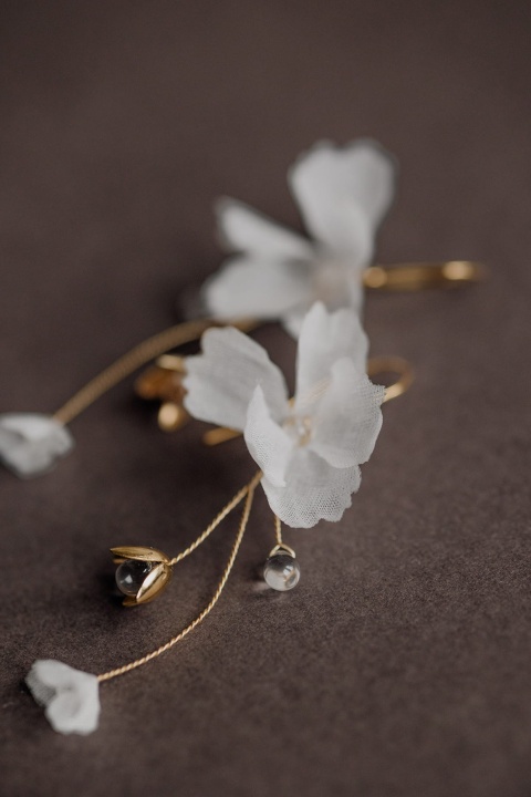delikatne kolczyki z jedwabnymi kwiatami ślub złoto Fioretta - A dream twig
