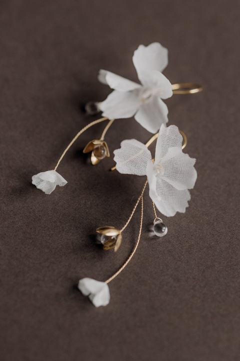 delikatne kolczyki z jedwabnymi kwiatami ślub złoto Fioretta - A dream twig