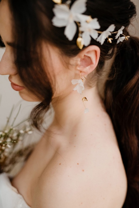 kolczyki złote Fioretta z jedwabnymi kwiatami