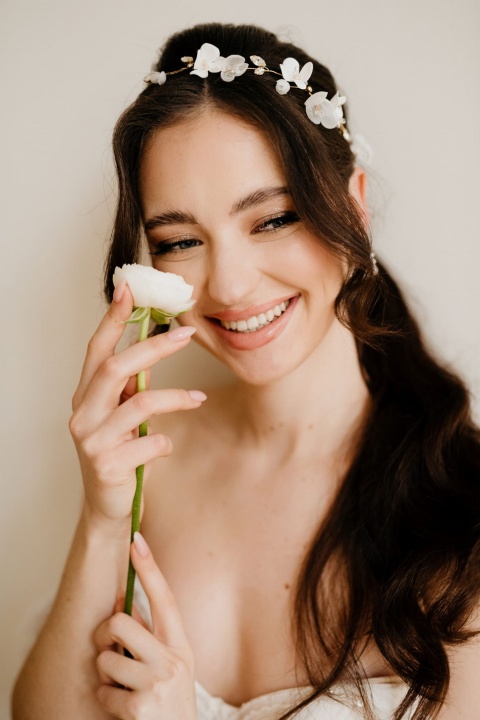 subtelna gałązka do włosów z białymi i jedwabnymi kwiatkami Stella - A dream twig