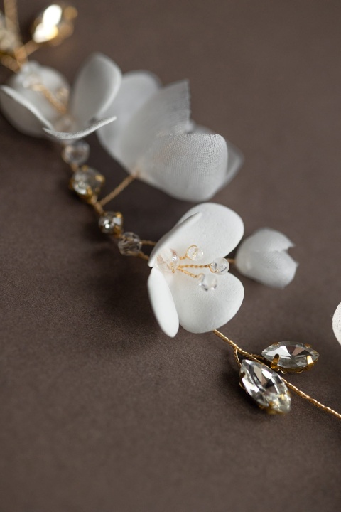 złota ozdoba do włosów ślubna z białymi i jedwabnymi kwiatkami i kryształkami Stella - A dream twig