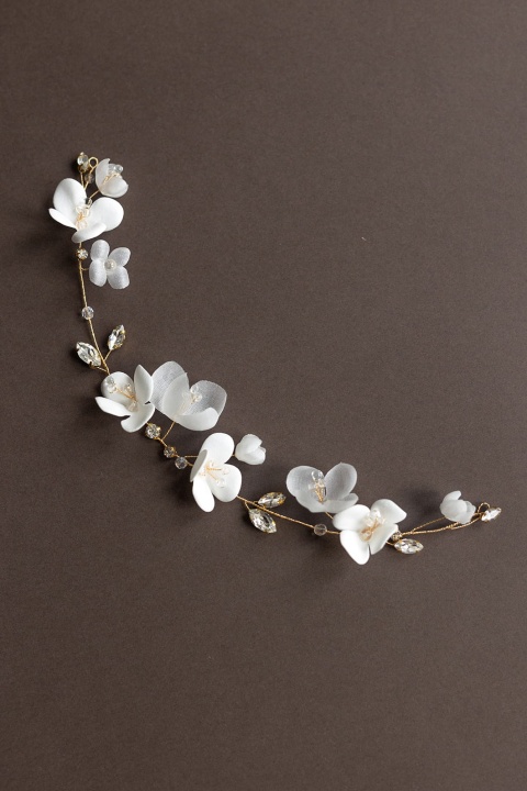 złota ozdoba do włosów ślubna z białymi i jedwabnymi kwiatkami i kryształkami Stella - A dream twig