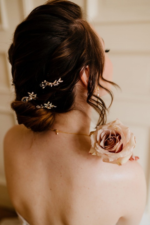 Ozdobne spinki do włosów na wesele