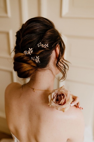 Ozdobne spinki do włosów na wesele