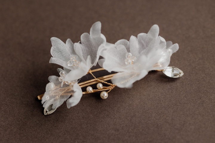 złota spinka do włosów z jedwabnymi kwiatami, cyrkoniami i perełkami