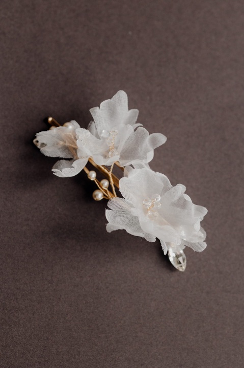 złota spinka do włosów z jedwabnymi kwiatami, cyrkoniami i perełkami