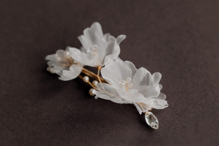 złota spinka do włosów z jedwabnymi kwiatami, cyrkoniami i perełkami