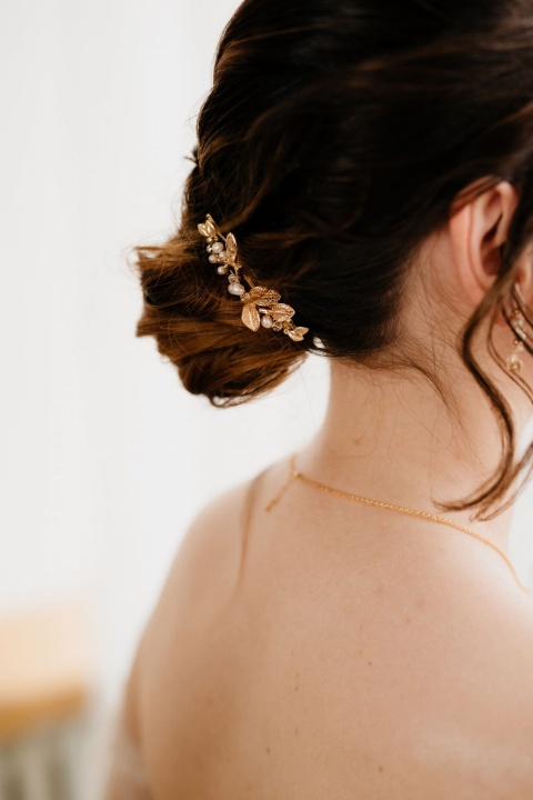 ozdoba ślubna do włosów spinka z listkami i perełkami złota