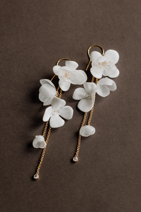 złote kolczyki ślubne z jedwabnymi i białymi kwiatami