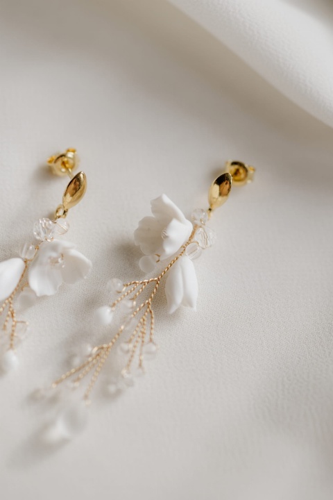 kolczyki ślubne złote gałązki boho z kryształkami i kwiatkami