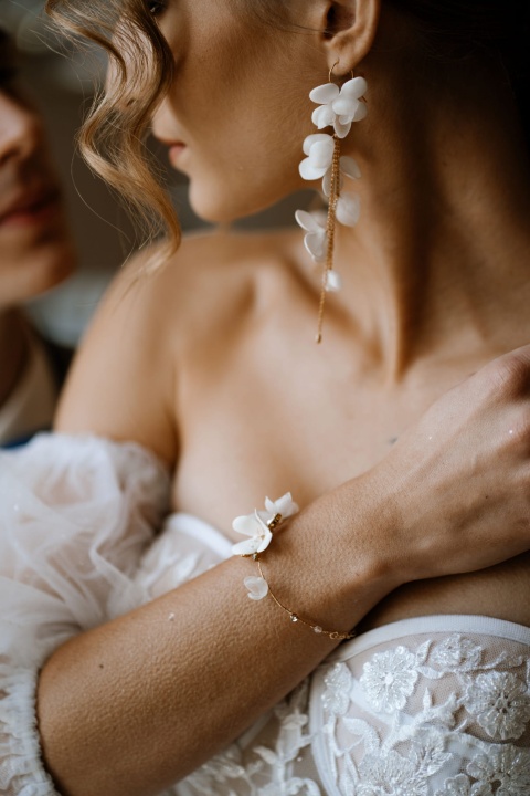 bransoletka złota ślubna z kwiatkami i cyrkoniami