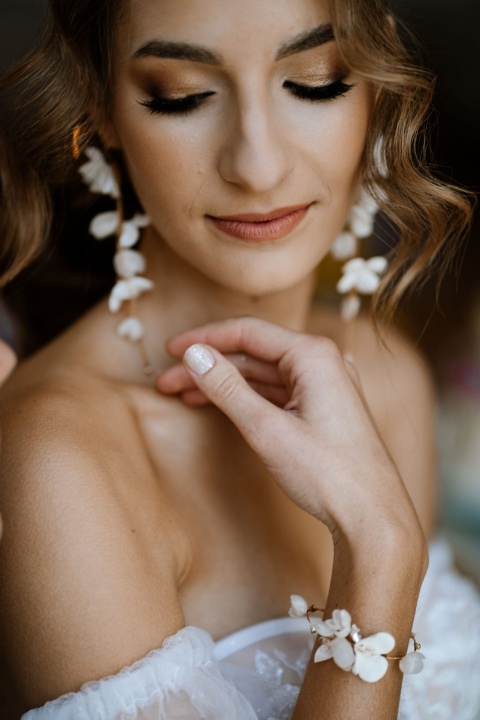 bransoletka złota ślubna z kwiatkami i cyrkoniami