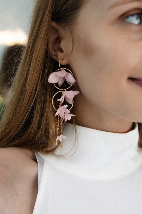 kolczyki Helen Petite z kwiatami w brudnym różu