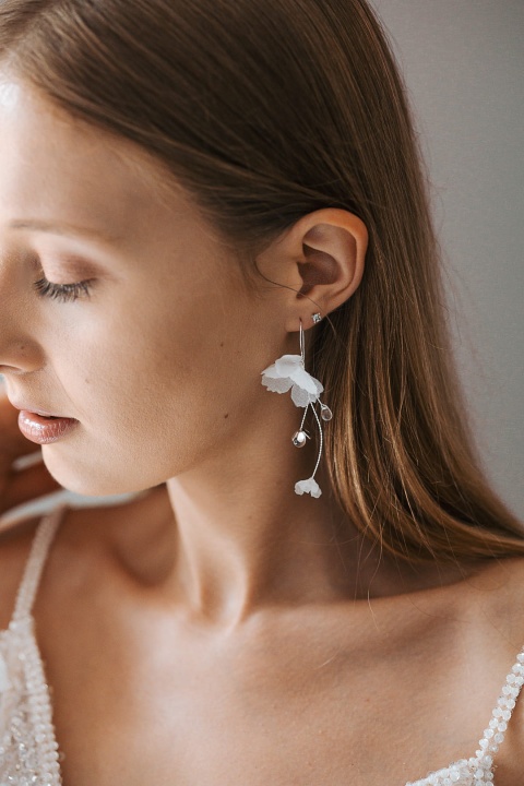kolczyki ślubne Fioretta srebrne z jedwabnymi kwiatami