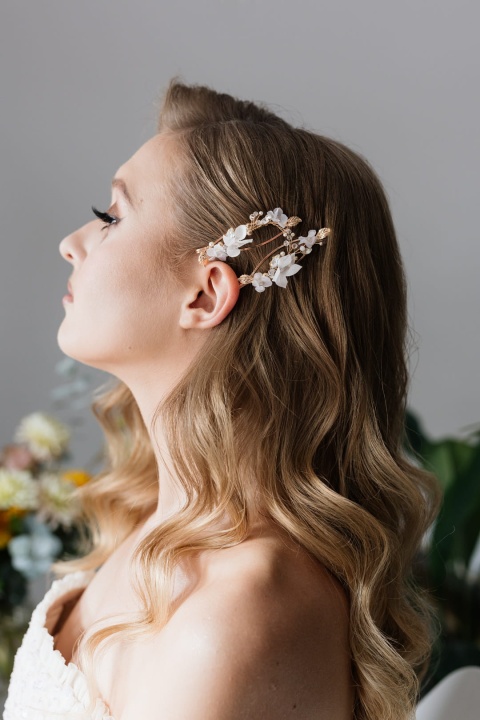 Lekkie Fale ślubne autorstwa Anny Dobrowolskiej - www.instagram.com/koki_loki_annadobrowolska z Lublina, a makijaż Anny Dalmaty - www.instagram.com/makeupplanbyann z Lublina