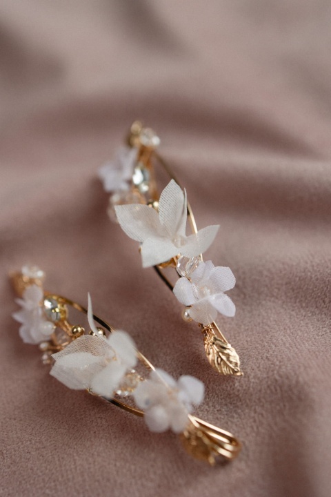 złote spinki do włosów ślubne z jedwabnymi kwiatami