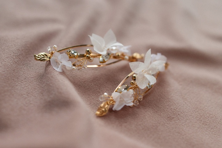 złote spinki do włosów ślubne z jedwabnymi kwiatami