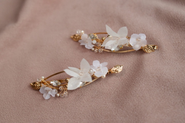 złote spinki do włosów ślubne z jedwabnymi kwiatami