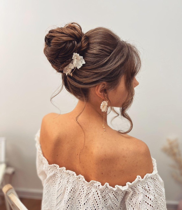 wysoki kok ślubny autorstwa Zosi Furmann Fryzjer ślubny Poznań