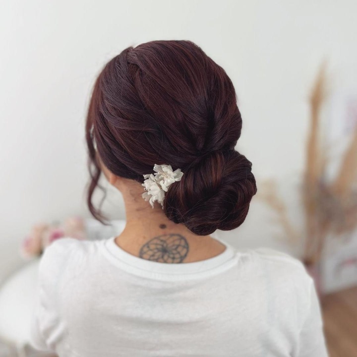 gładki kok ślubny autorstwa Zosi Furmann Fryzjer ślubny Poznań