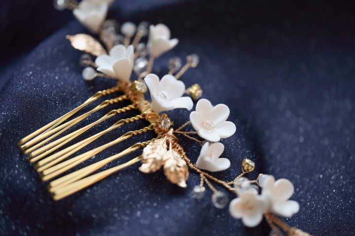 złoty grzebyk ślubny do włosów do koka ślubnego
