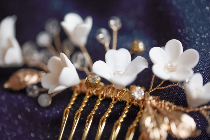 złoty grzebyk ślubny do włosów do koka ślubnego