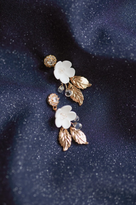 krótkie kolczyki ślubne z kwiatkami i listkami