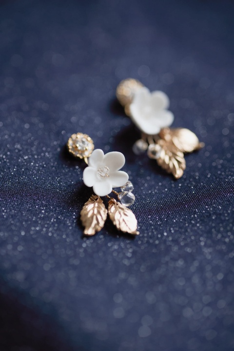 krótkie kolczyki ślubne z kwiatkami i listkami