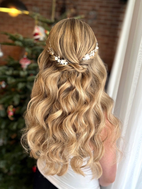 Fryzura: Poczesane Agata Pańczuk-Dziedzic Fryzjer ślubny Wrocław