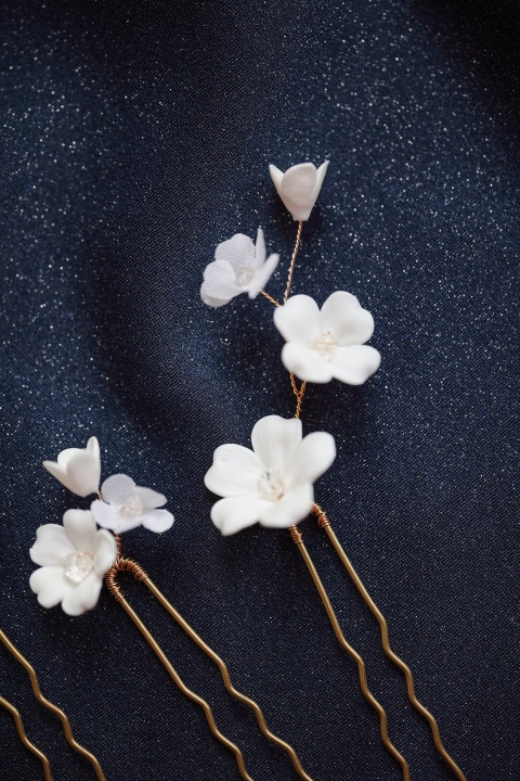 wsuwki do włosów ślubne z kwiatami