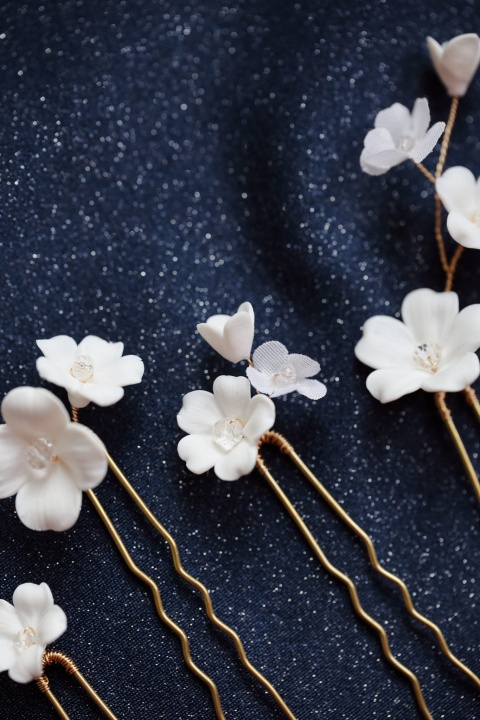 wsuwki do włosów ślubne z kwiatami