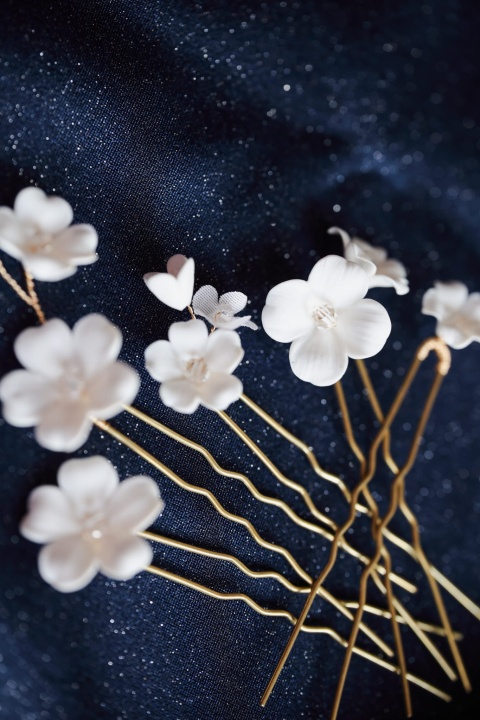 wsuwki do włosów ślubne z kwiatami