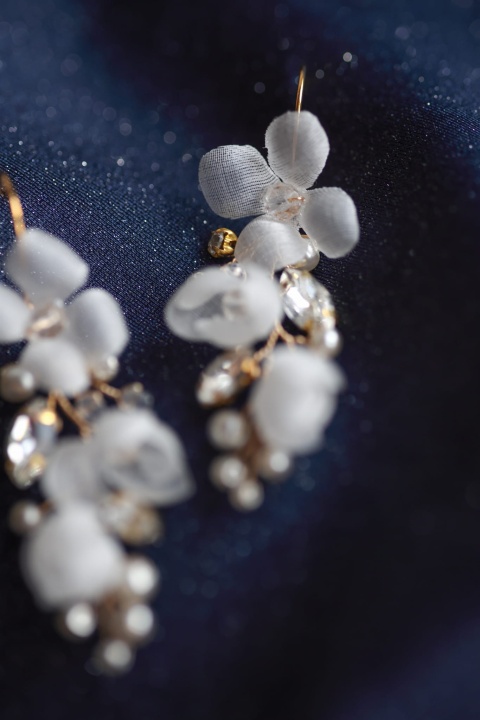 kolczyki z jedwabnymi kwiatami, kryształkami i perełkami