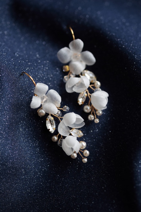 kolczyki z jedwabnymi kwiatami, kryształkami i perełkami