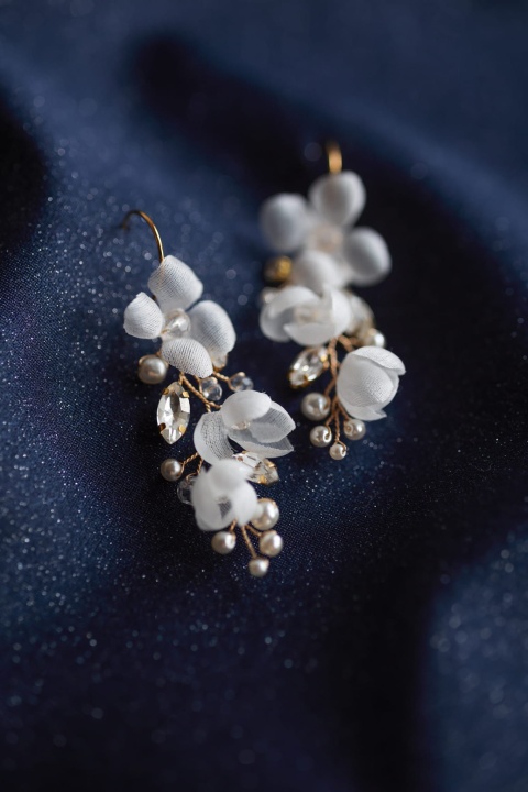 kolczyki z jedwabnymi kwiatami, kryształkami i perełkami