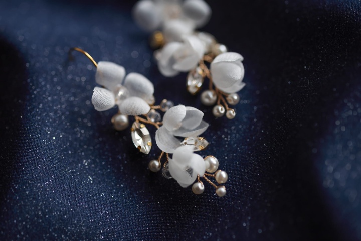 kolczyki z jedwabnymi kwiatami, kryształkami i perełkami