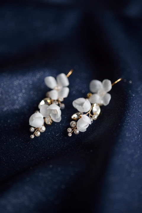 kolczyki z jedwabnymi kwiatami, kryształkami i perełkami