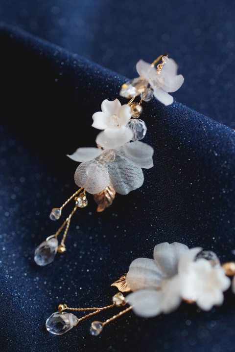 kolczyki ślubne z kwiatami i kryształkami