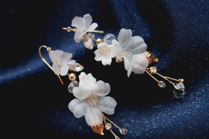 kolczyki ślubne z kwiatami i kryształkami