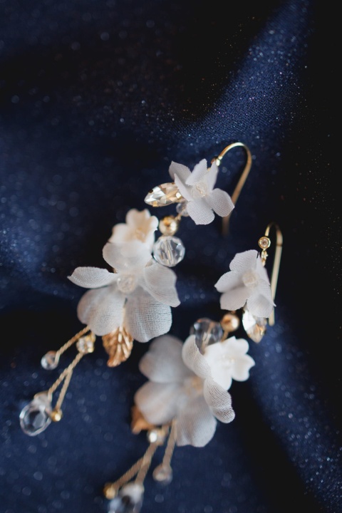 kolczyki ślubne z kwiatami i kryształkami