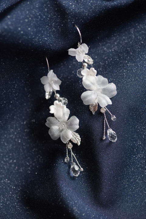 kolczyki ślubne z kwiatami i kryształkami